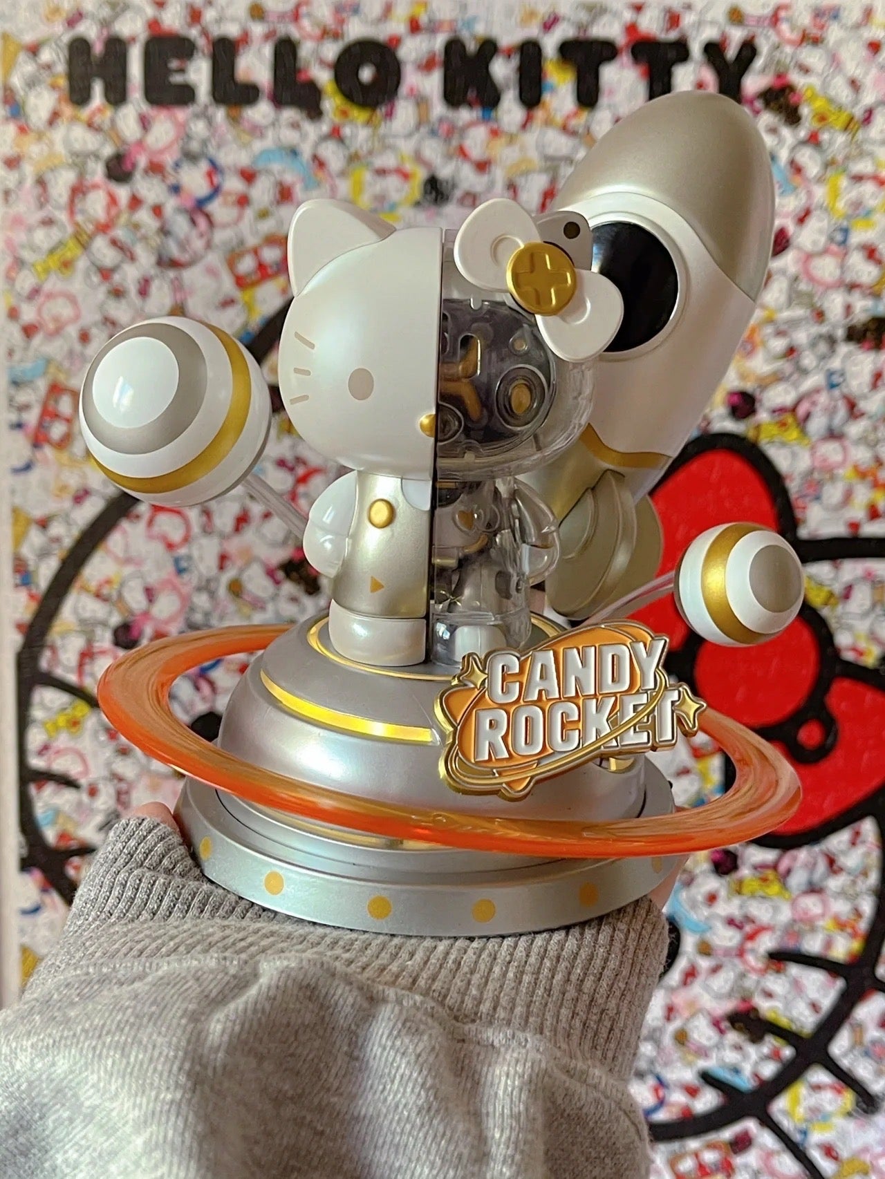 HP778 Semi-mechanical hellokitty sugar heart rocket night light Magnet rocket
It can still be used as a night light.
