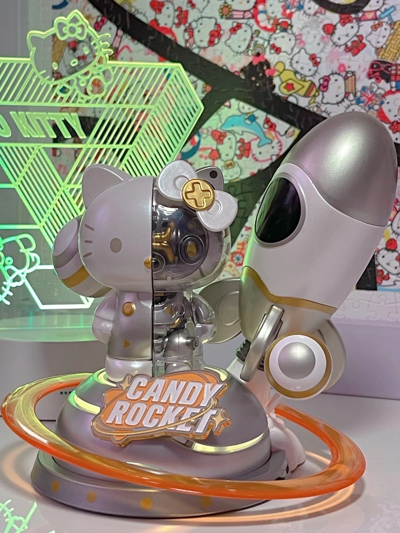 HP778 Semi-mechanical hellokitty sugar heart rocket night light Magnet rocket
It can still be used as a night light.