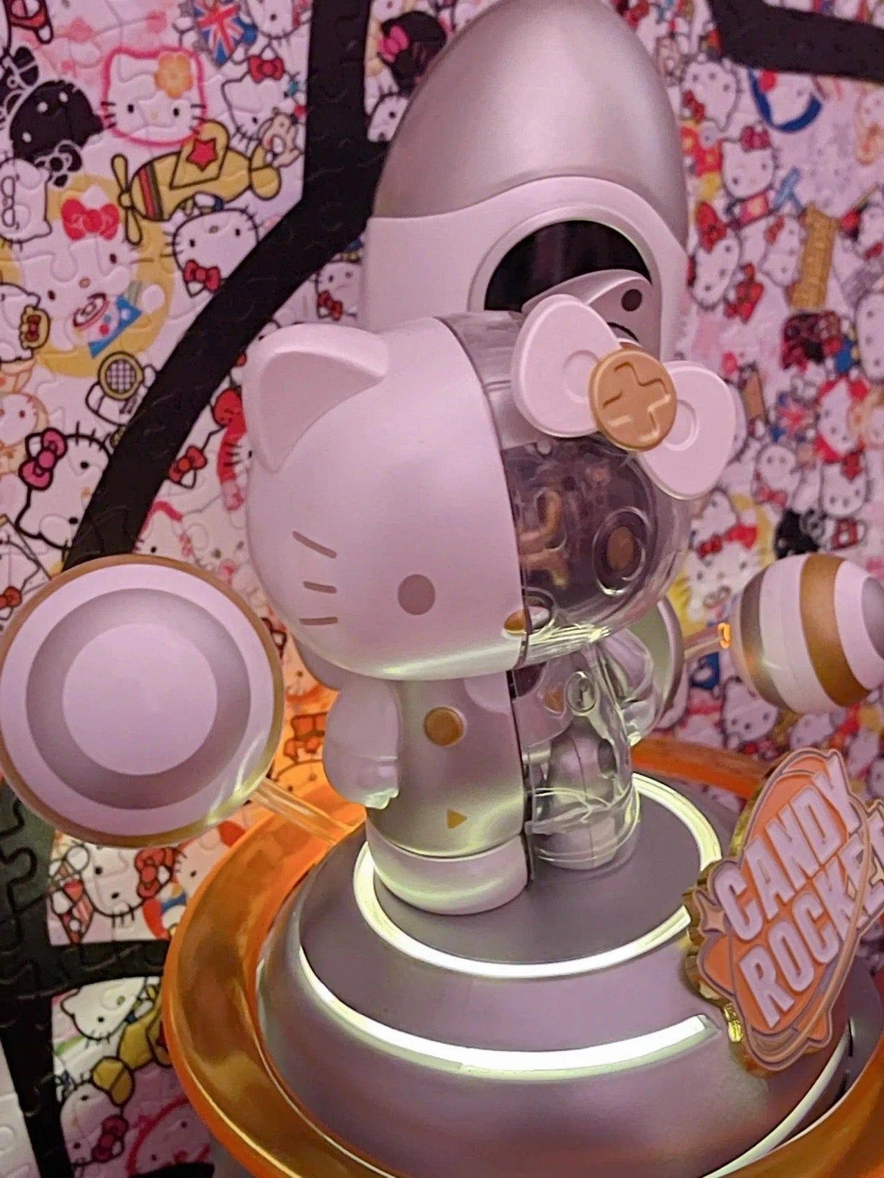 HP778 Semi-mechanical hellokitty sugar heart rocket night light Magnet rocket
It can still be used as a night light.