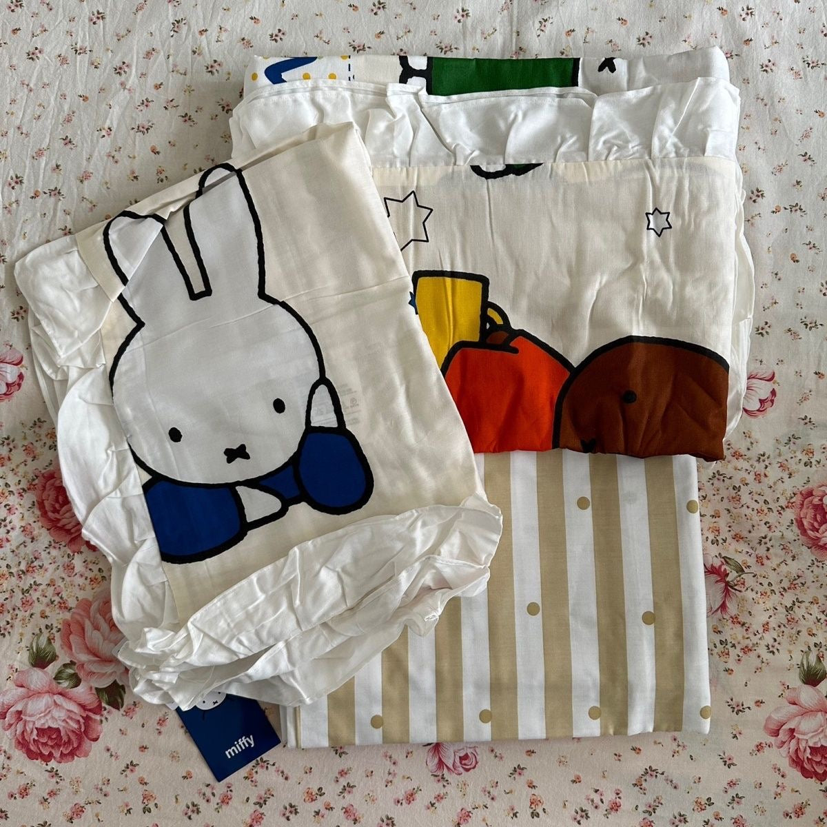 Miffy bed sheet ( 2 pillow cases & 1 bed sheet)